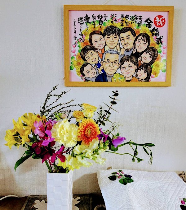 贈った金婚式似顔絵を飾ってる写真