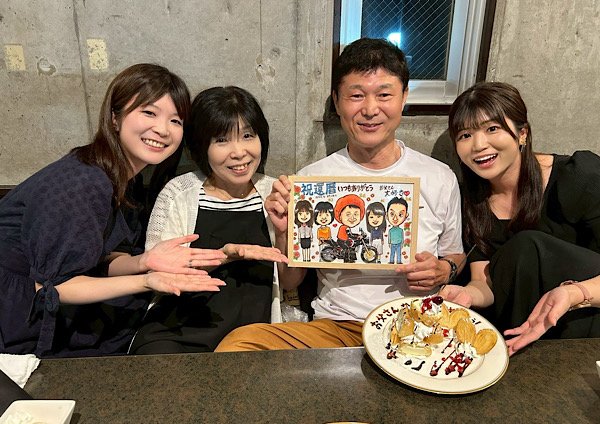 似顔絵と記念撮影した還暦祝いの実物写真