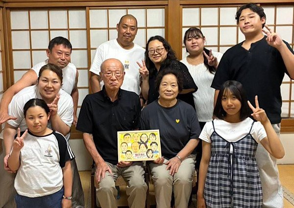 似顔絵と記念撮影した金婚式の実物写真