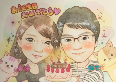 誕生日ケーキとお気に入りの猫のぬいぐるみを持ったカップル似顔絵